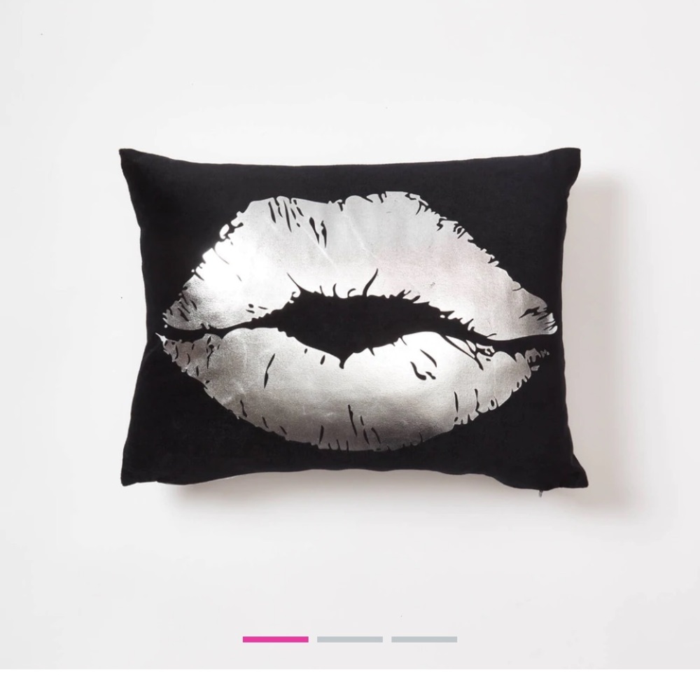 Dormify velvet pillows